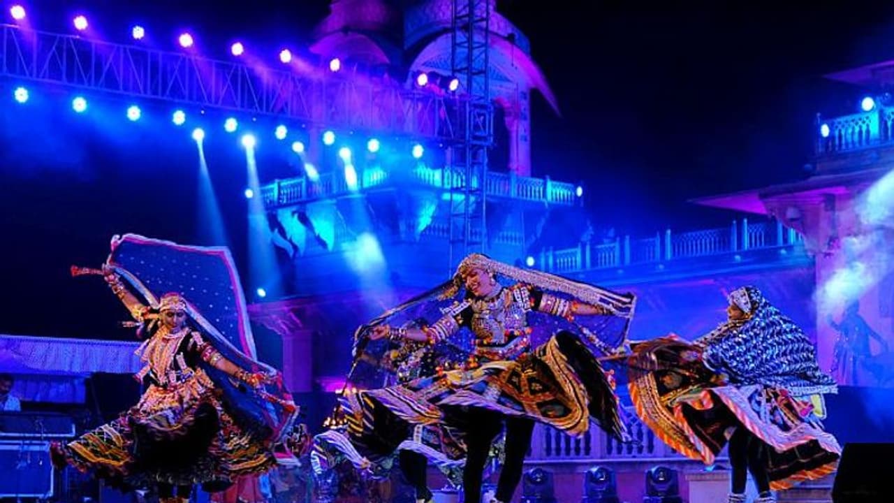 Tumakur: ದೃಶ್ಯ ಮಾಧ್ಯಮದಿಂದ ಕ್ಷೀಣಿಸುತ್ತಿರುವ ಜಾನಪದ ಕಲೆ Tumakur: ದೃಶ್ಯ ಮಾಧ್ಯಮದಿಂದ ಕ್ಷೀಣಿಸುತ್ತಿರುವ ಜಾನಪದ ಕಲೆ