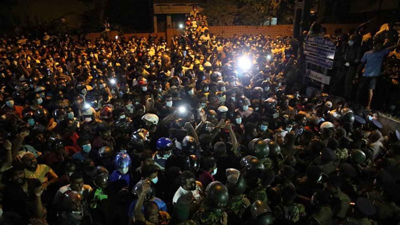 श्रीलंका में संकट गहराया, पीएम राजपक्षे के बेटे सहित कैबिनेट के सभी मंत्रियों ने सौंपा इस्तीफा श्रीलंका में संकट गहराया, पीएम राजपक्षे के बेटे सहित कैबिनेट के सभी मंत्रियों ने सौंपा इस्तीफा