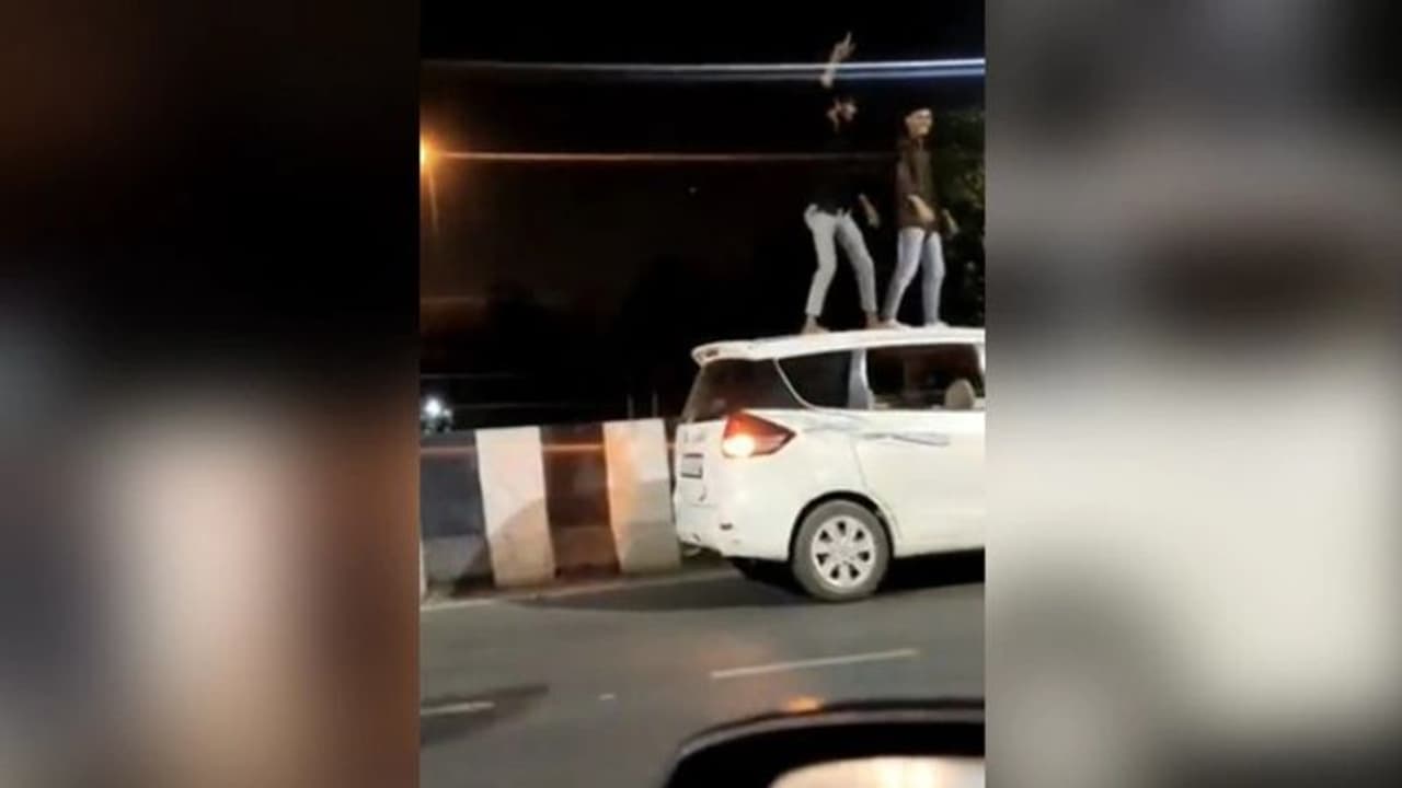 മദ്യപിച്ച് കാറിന് മുകളിൽ കയറിനിന്ന് ഡാൻസ്, വീഡിയോ വൈറലായതോടെ ഉടമയ്ക്കെതിരെ കേസും പിഴയും മദ്യപിച്ച് കാറിന് മുകളിൽ കയറിനിന്ന് ഡാൻസ്, വീഡിയോ വൈറലായതോടെ ഉടമയ്ക്കെതിരെ കേസും പിഴയും