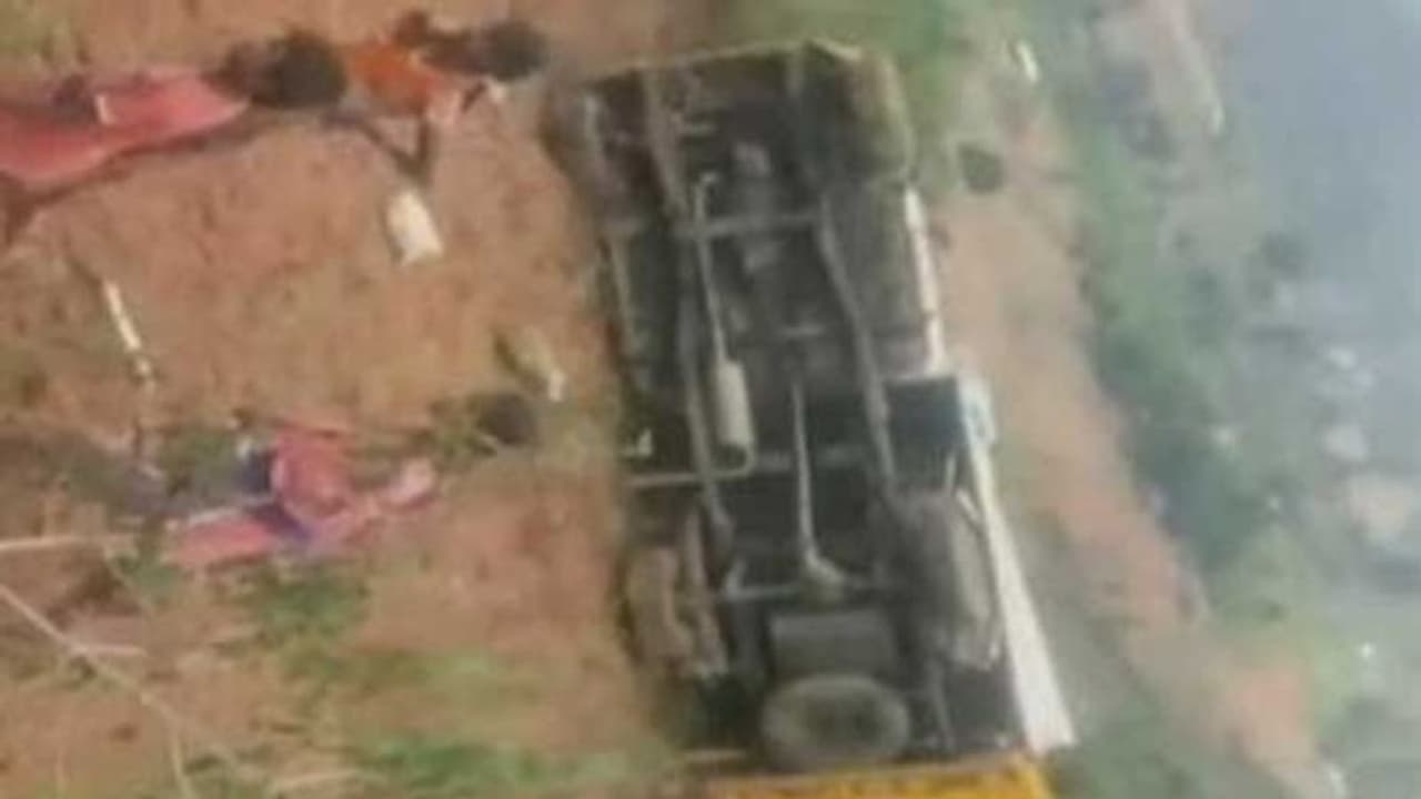 Tirupathur:கோவிலுக்கு சென்ற போது பயங்கரம்.. 50 அடி பள்ளத்தில் கவிழ்ந்த வேன்.. 7 பேர் துடிதுடித்து உயிரிழப்பு.! Tirupathur:கோவிலுக்கு சென்ற போது பயங்கரம்.. 50 அடி பள்ளத்தில் கவிழ்ந்த வேன்.. 7 பேர் துடிதுடித்து உயிரிழப்பு.!