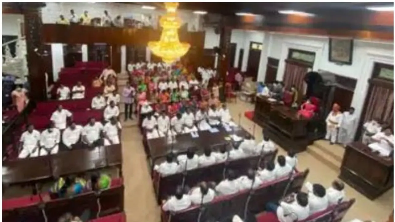 കൗൺസിലർമാരുടെ ഭർത്താക്കന്മാർ ഭരിക്കണ്ട; കോർപ്പറേഷനിൽ അധികാരം കയ്യിലെടുത്തവരെ പാർട്ടിയിൽ നിന്ന് പുറത്താക്കി കൗൺസിലർമാരുടെ ഭർത്താക്കന്മാർ ഭരിക്കണ്ട; കോർപ്പറേഷനിൽ അധികാരം കയ്യിലെടുത്തവരെ പാർട്ടിയിൽ നിന്ന് പുറത്താക്കി