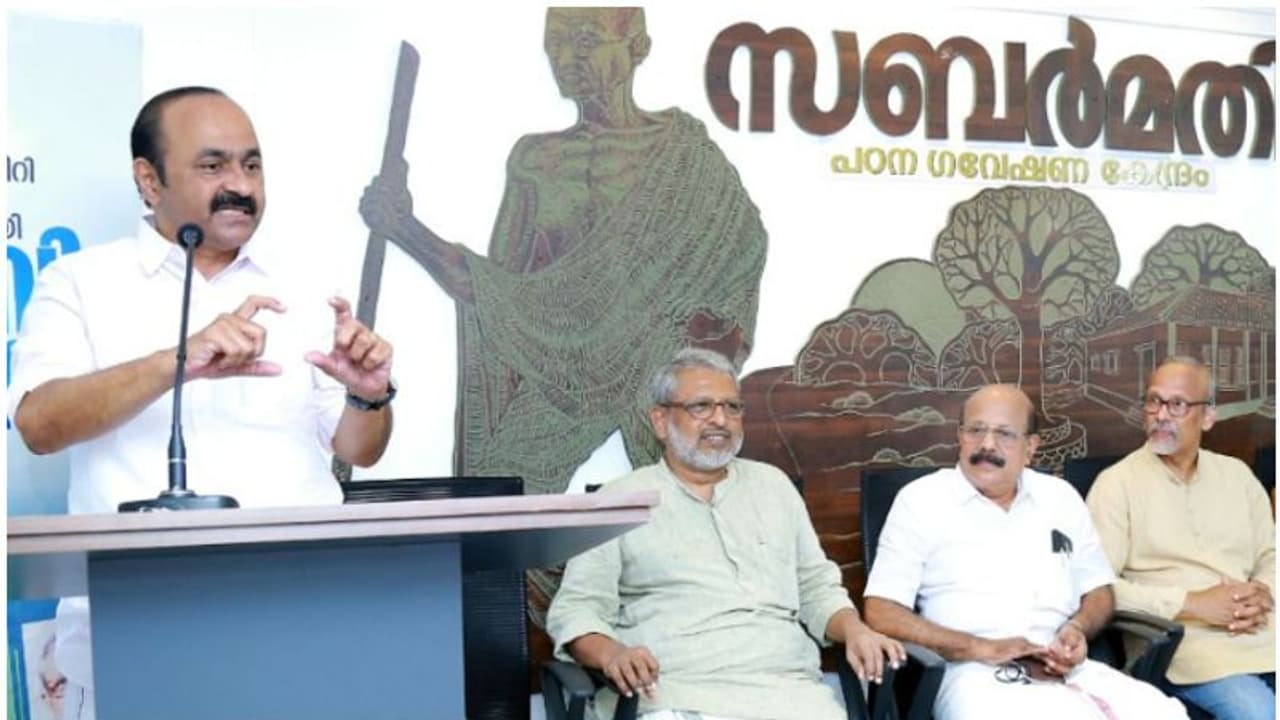 സിപിഎം കാലത്തിന് പിന്നേ നടക്കുന്നു; കെ റെയിലിൽ കോൺഗ്രസിന്റേത് ജനപക്ഷ നിലപാട്: വി ഡി സതീശൻ സിപിഎം കാലത്തിന് പിന്നേ നടക്കുന്നു; കെ റെയിലിൽ കോൺഗ്രസിന്റേത് ജനപക്ഷ നിലപാട്: വി ഡി സതീശൻ