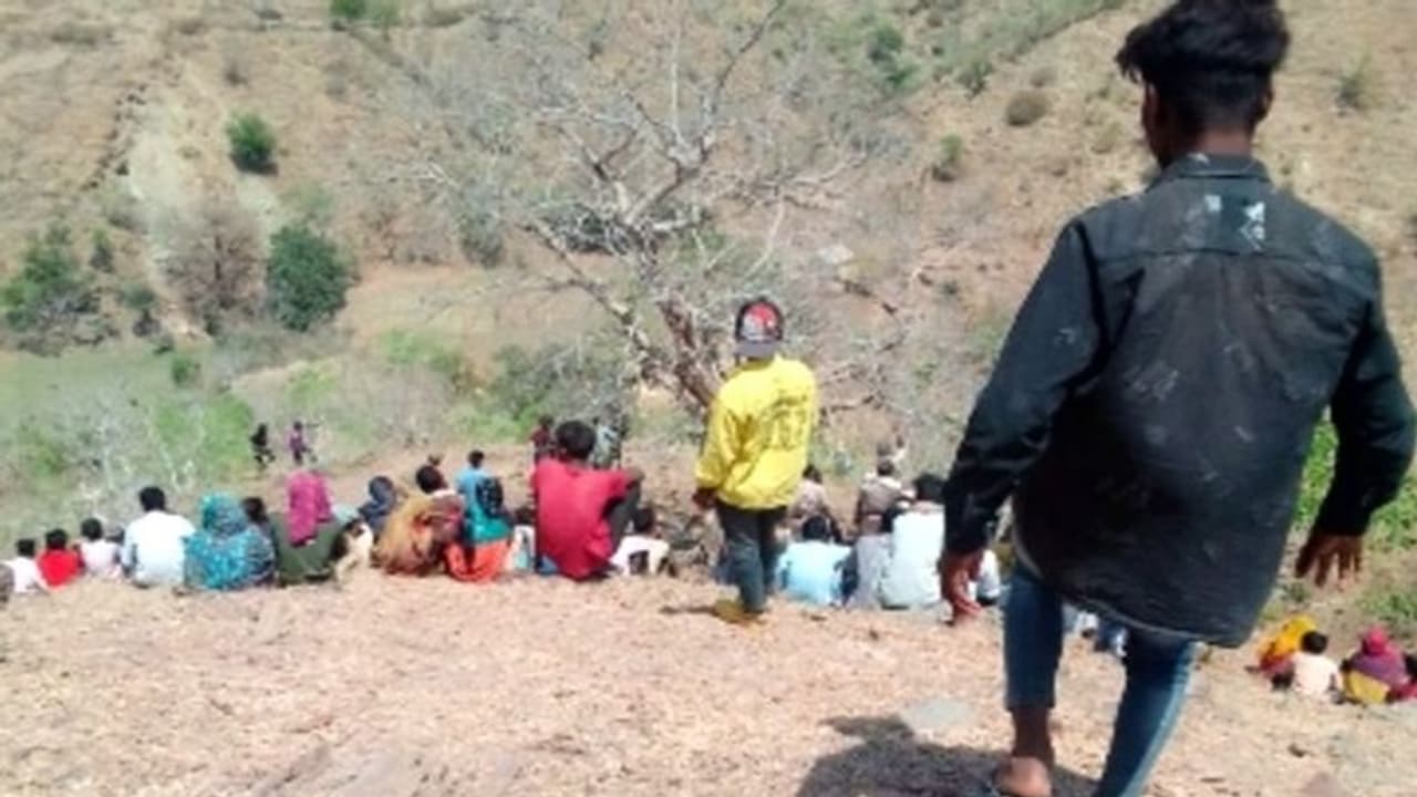 राजस्थान के उदयपुर में प्रेमी जोड़े ने खाईं साथ जीने मरने की कसमें, फिर जो किया वो देख लोगों की रूह कांप गई राजस्थान के उदयपुर में प्रेमी जोड़े ने खाईं साथ जीने मरने की कसमें, फिर जो किया वो देख लोगों की रूह कांप गई