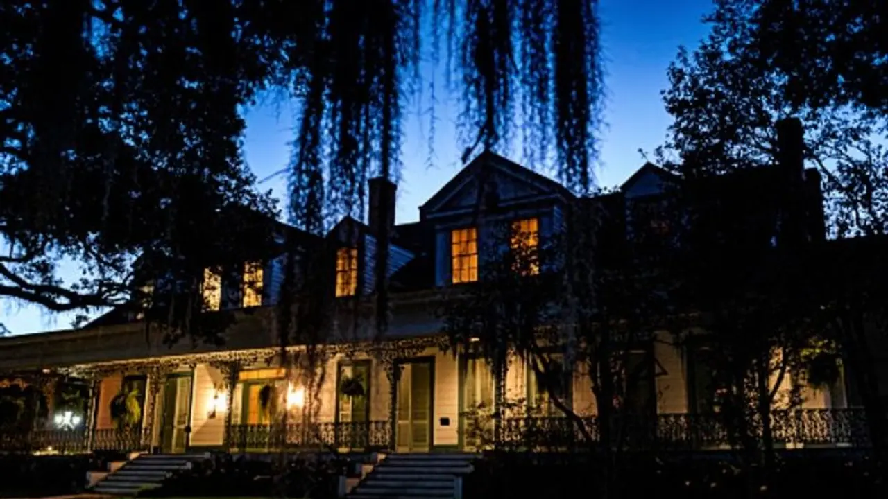 হোটেলে রাত কাটাতে গেলেন যুগল, প্রেমিকার সঙ্গে এ কি করল ভূত, ভয়ে কাঁপছেন প্রেমিক হোটেলে রাত কাটাতে গেলেন যুগল, প্রেমিকার সঙ্গে এ কি করল ভূত, ভয়ে কাঁপছেন প্রেমিক