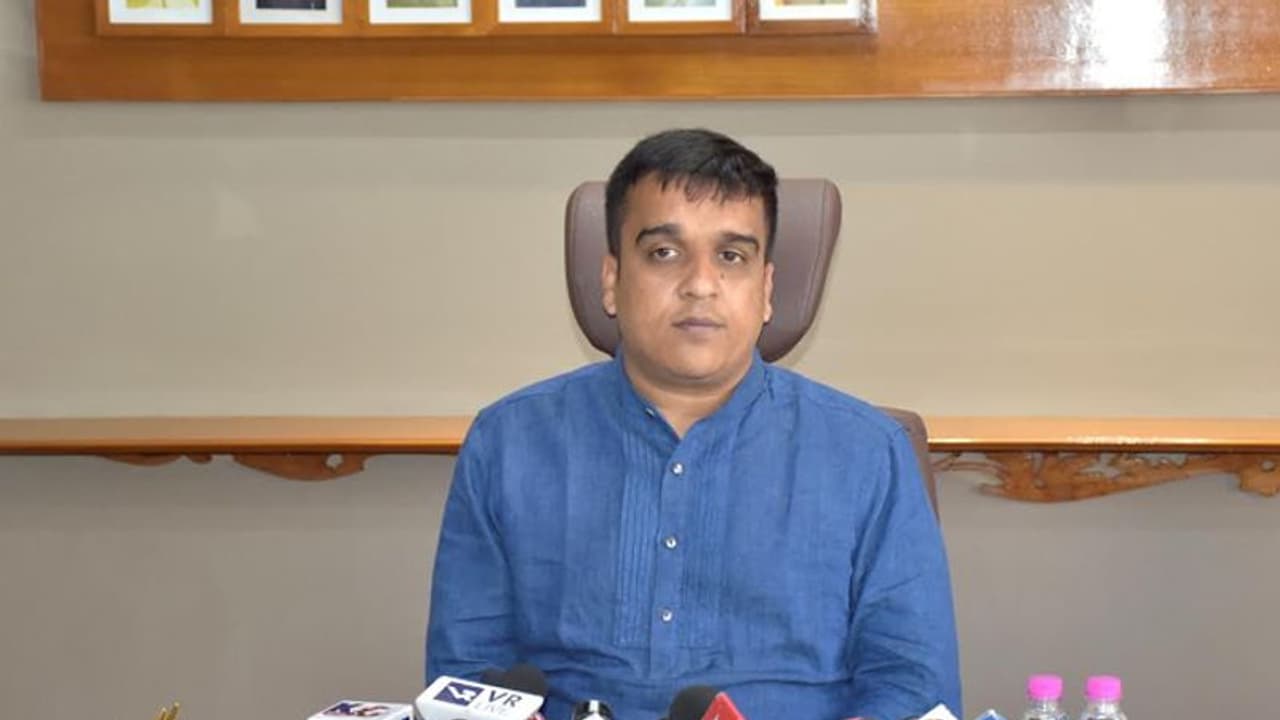 కన్నకూతురిపై ఓ తండ్రి అఘాయిత్యానికి పాల్పడితే.. సెల్ఫోన్ వల్లే ఇలా : గుజరాత్ హోంమంత్రి వ్యాఖ్యలు కన్నకూతురిపై ఓ తండ్రి అఘాయిత్యానికి పాల్పడితే.. సెల్ఫోన్ వల్లే ఇలా : గుజరాత్ హోంమంత్రి వ్యాఖ్యలు