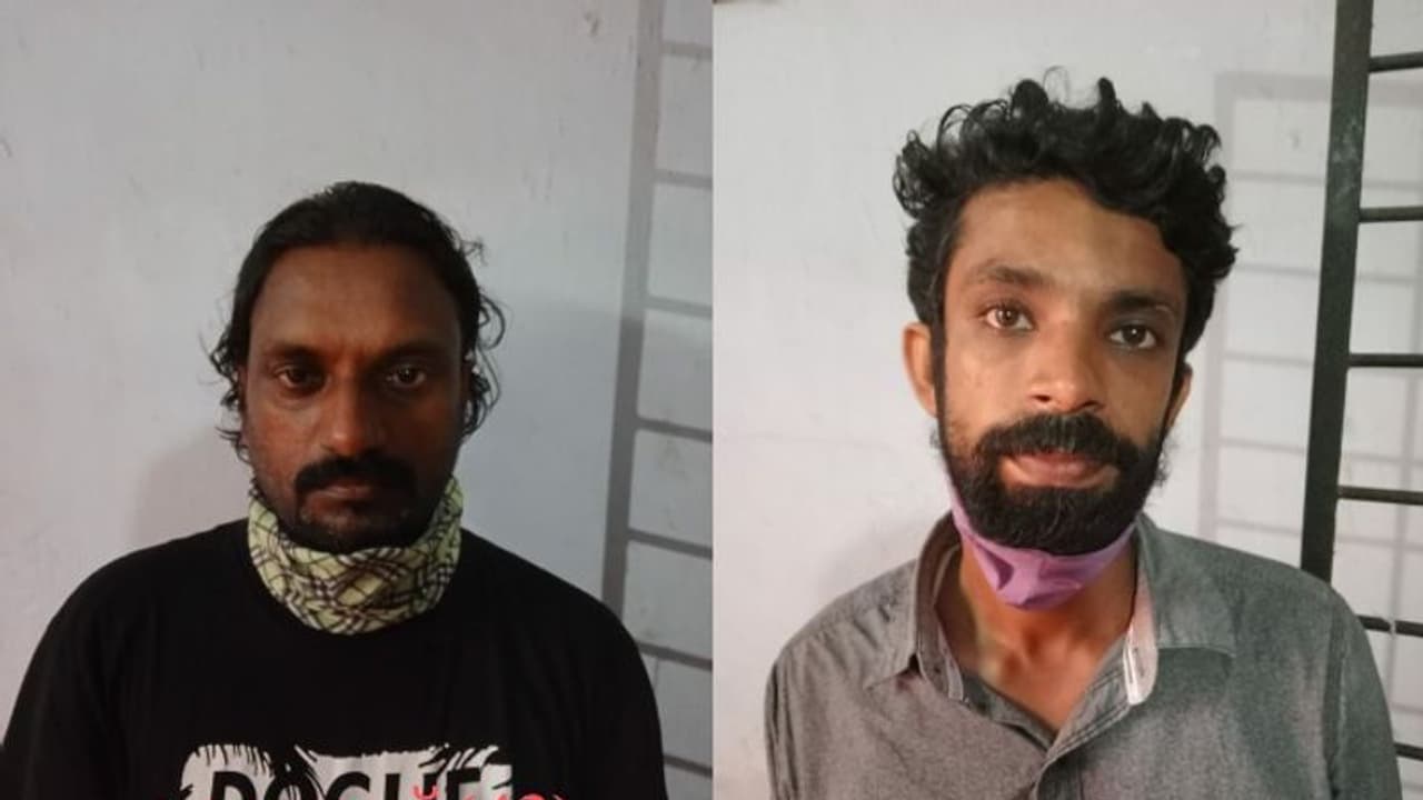 61 കുപ്പി മദ്യവുമായി കോഴിക്കോട്ട് രണ്ട് പേർ പിടിയിൽ 61 കുപ്പി മദ്യവുമായി കോഴിക്കോട്ട് രണ്ട് പേർ പിടിയിൽ