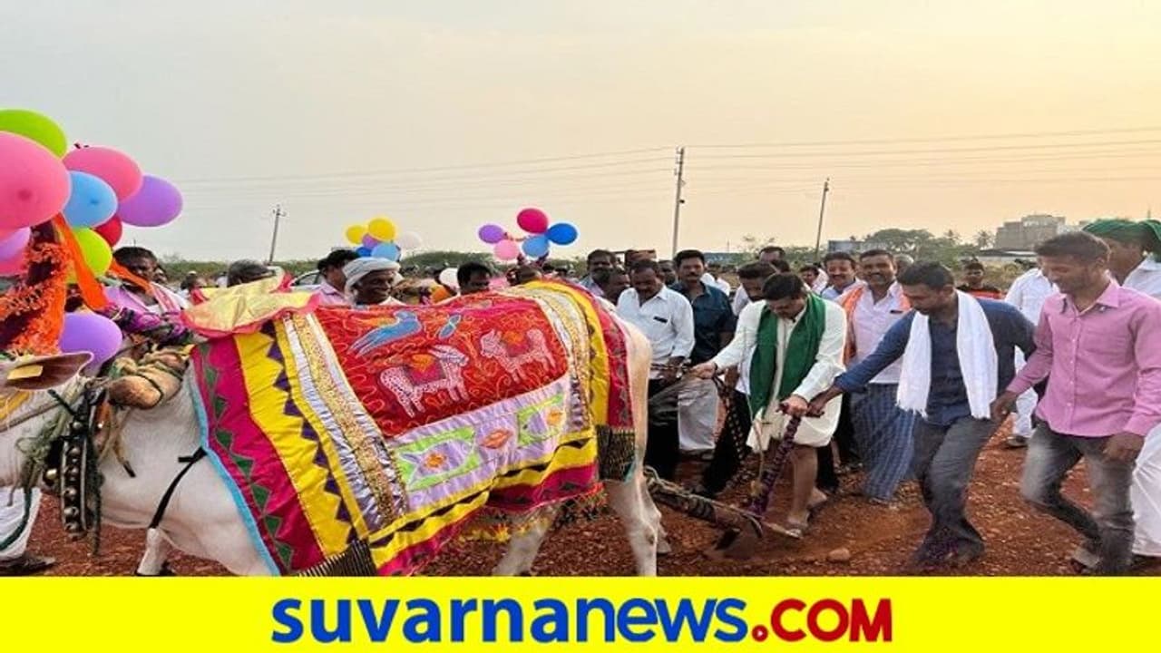 ಹಳ್ಳಿಗಳಲ್ಲಿ ಹೊನ್ನಾರು ಸಡಗರ: ನೇಗಿಲು ಹಿಡಿದ ಡಿಸಿ, ಟ್ರಾಕ್ಟರ್ ಏರಿದ ರೇಣುಕಾಚಾರ್ಯ
