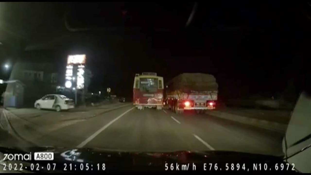 കുഴല്മന്ദത്ത് രണ്ട് യുവാക്കള് കെഎസ്ആര്ടിസി ബസ്സിടിച്ച് മരിച്ച സംഭവം: അന്വേഷണം നിര്ണായക ഘട്ടത്തിലേക്ക് കുഴല്മന്ദത്ത് രണ്ട് യുവാക്കള് കെഎസ്ആര്ടിസി ബസ്സിടിച്ച് മരിച്ച സംഭവം: അന്വേഷണം നിര്ണായക ഘട്ടത്തിലേക്ക്