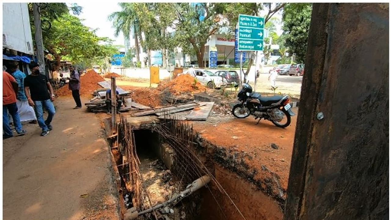 എങ്ങുമെത്താതെ സ്‍മാര്‍ട്ട് റോഡ് പദ്ധതി;ഡിപിആര്‍ അടിക്കടി മാറ്റുന്നു,റോഡുകള്‍ കുഴിച്ചതിനാല്‍ ജനം ദുരിതത്തില്‍