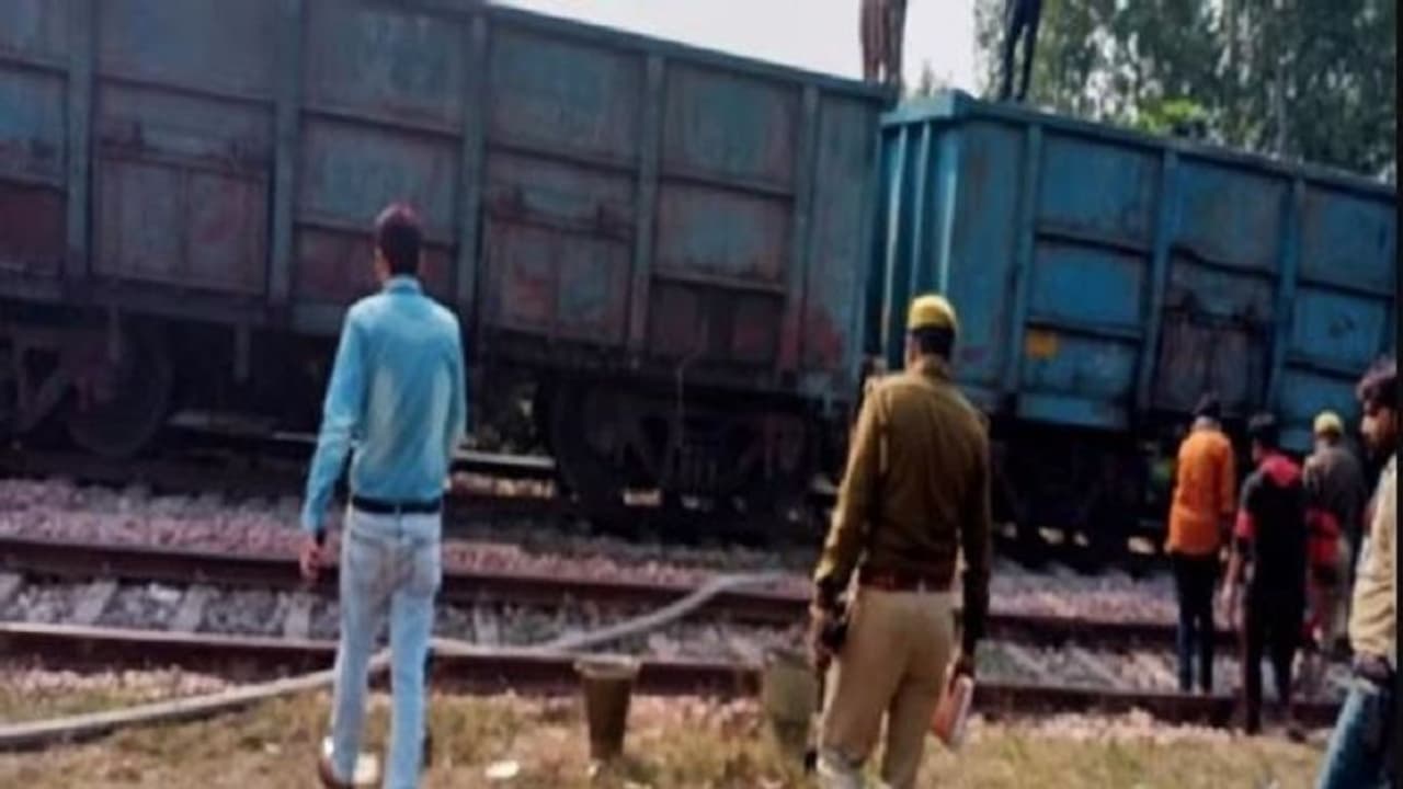 116 कोच की मालगाड़ी के इंजन में फंसे युवक की हुई मौत, कई घंटों तक मेरठ हापुड़ रेल ट्रैक रहा बाधित 116 कोच की मालगाड़ी के इंजन में फंसे युवक की हुई मौत, कई घंटों तक मेरठ हापुड़ रेल ट्रैक रहा बाधित