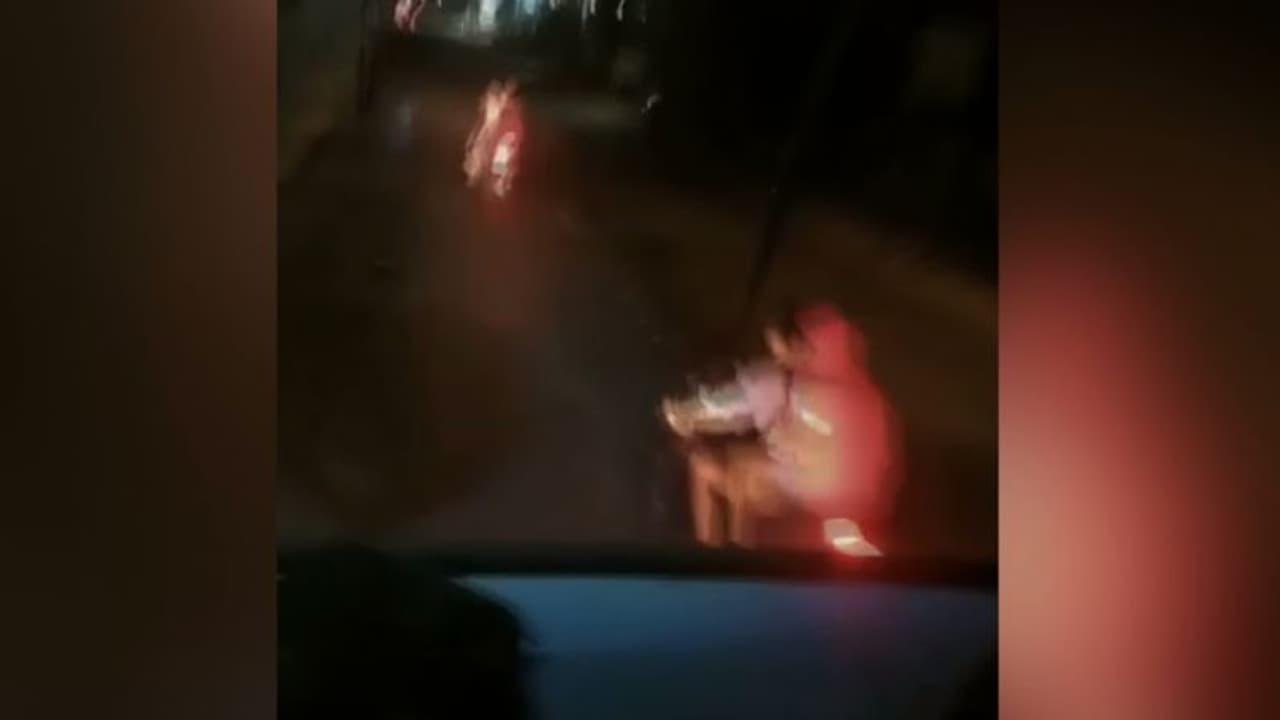 കെഎസ്ആർടിസി ബസിന് മുന്നിൽ ബൈക്കിൽ അഭ്യാസം; വനിതാ യാത്രക്കാർക്ക് നേരെ അസഭ്യവർഷം കെഎസ്ആർടിസി ബസിന് മുന്നിൽ ബൈക്കിൽ അഭ്യാസം; വനിതാ യാത്രക്കാർക്ക് നേരെ അസഭ്യവർഷം