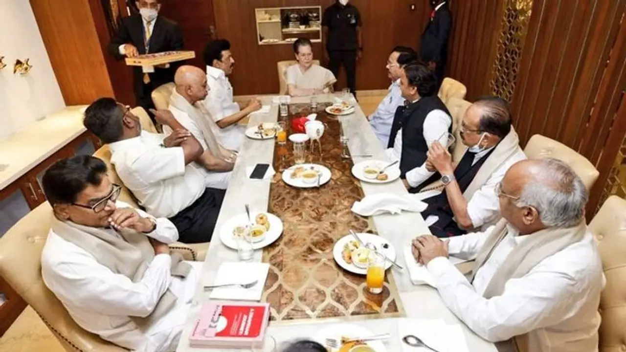 మిత్రపక్షాల నాయకులతో సోనియా గాంధీ ముచ్చట్లు.. అక్కడే అఖిలేష్ యాదవ్.. సరికొత్త చర్చ..? మిత్రపక్షాల నాయకులతో సోనియా గాంధీ ముచ్చట్లు.. అక్కడే అఖిలేష్ యాదవ్.. సరికొత్త చర్చ..?