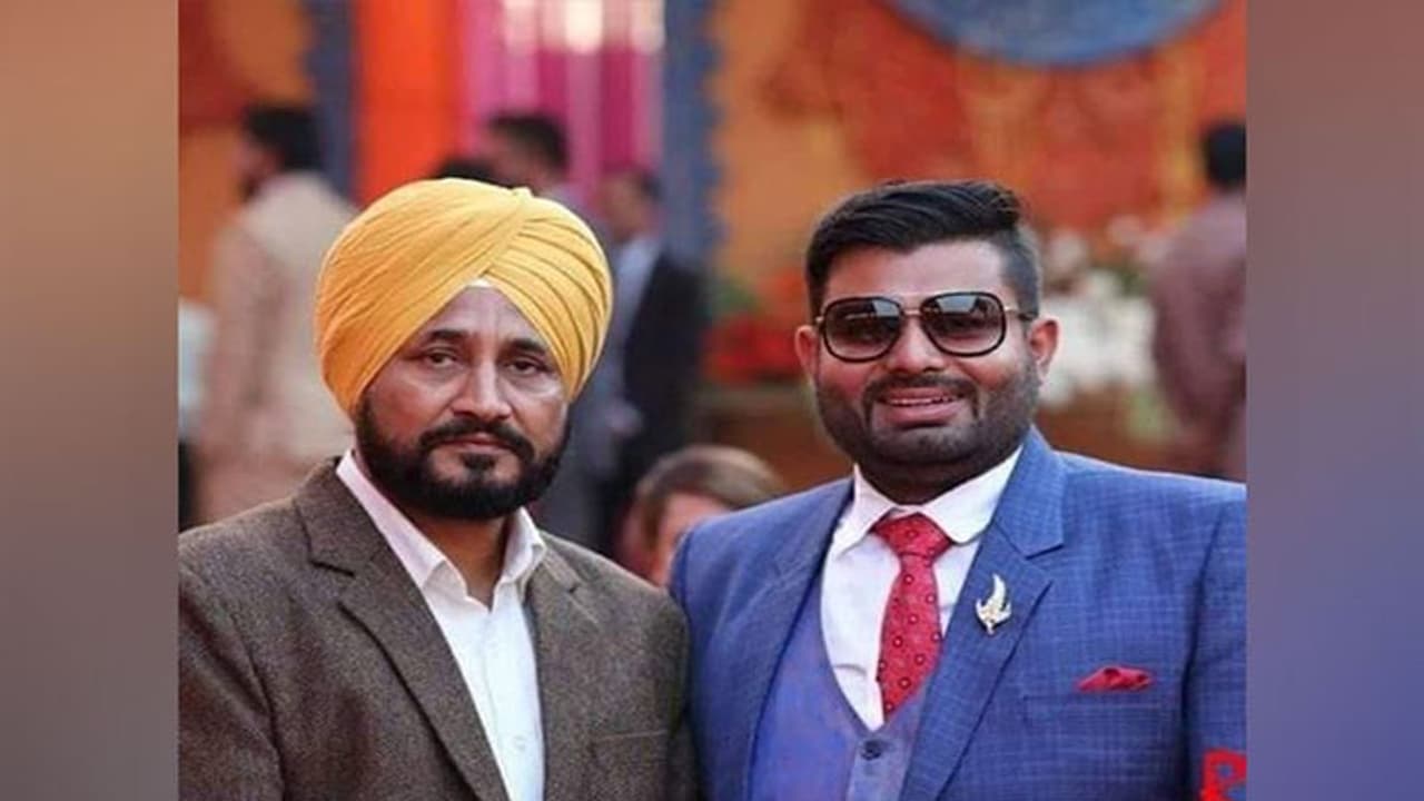 पंजाब में सरकार गई तो पूर्व सीएम चन्नी के भतीजे पर कसने लगा शिकंजा, कभी जीता था लग्जरी लाइफ, अब बुरी तरह फंसा पंजाब में सरकार गई तो पूर्व सीएम चन्नी के भतीजे पर कसने लगा शिकंजा, कभी जीता था लग्जरी लाइफ, अब बुरी तरह फंसा