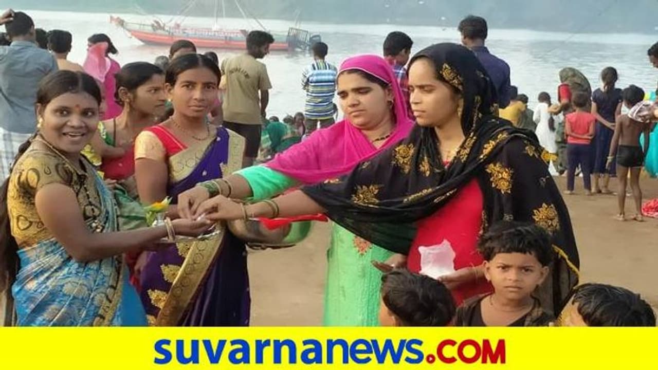 Belagavi: ಹಲಾಲ್ ಜಟ್ಕಾ ಮಧ್ಯೆ ಭಾವೈಕ್ಯತೆಯ ಸಂದೇಶ: ಮುಸ್ಲಿಮರಿಂದಲೂ ಕೃಷ್ಣಾ ಪುಣ್ಯ ಸ್ನಾನ Belagavi: ಹಲಾಲ್ ಜಟ್ಕಾ ಮಧ್ಯೆ ಭಾವೈಕ್ಯತೆಯ ಸಂದೇಶ: ಮುಸ್ಲಿಮರಿಂದಲೂ ಕೃಷ್ಣಾ ಪುಣ್ಯ ಸ್ನಾನ