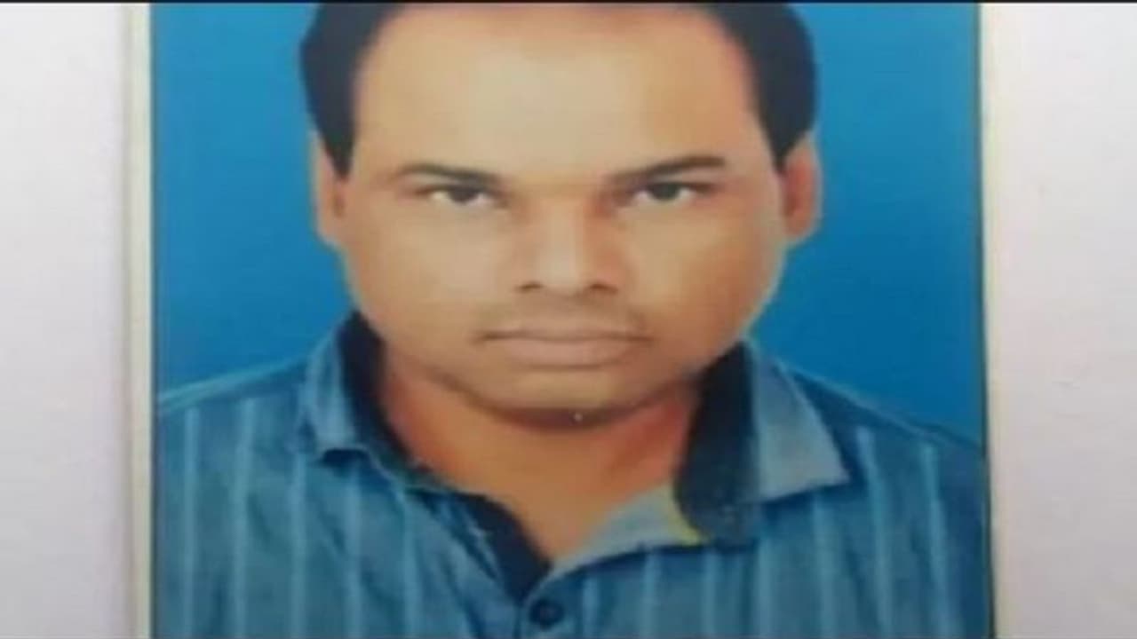 श्रीलंका में हुई देवरिया के दिनेश की मौत, शव के बदले कंपनी रख रही है शर्त श्रीलंका में हुई देवरिया के दिनेश की मौत, शव के बदले कंपनी रख रही है शर्त