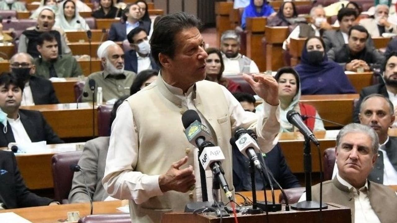 অনাস্থা ভোট খারিজ, বাঁচার সুযোগ পেয়েই পাক সংসদ ভেঙে দিলেন ইমরান খান অনাস্থা ভোট খারিজ, বাঁচার সুযোগ পেয়েই পাক সংসদ ভেঙে দিলেন ইমরান খান