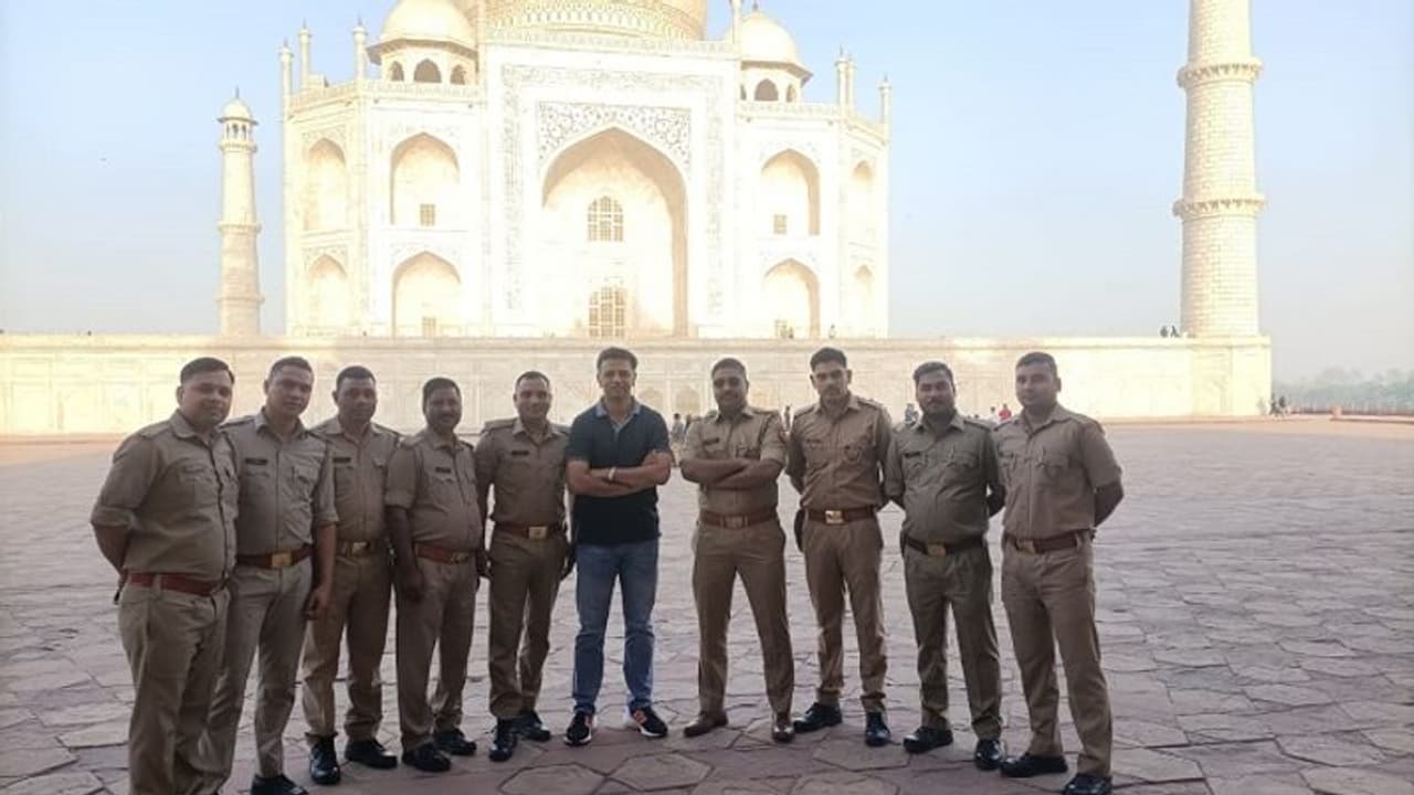 परिवार के साथ ताजमहल का दीदार करने पहुंचे राहुल द्रविड़, सेल्फी के लिए बेताब नजर आए फैंस परिवार के साथ ताजमहल का दीदार करने पहुंचे राहुल द्रविड़, सेल्फी के लिए बेताब नजर आए फैंस