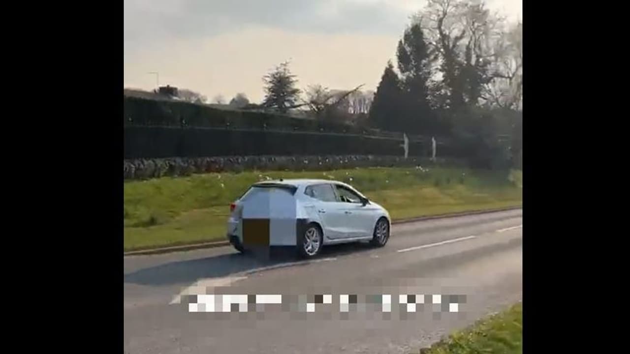 ఇంటి ముందు కార్ల వేగాన్నినియంత్రించేందుకు అతడు చేసిన పనికి నెటిజన్ల ఫిదా.. ఇంతకీ ఏంటా పని ? ఇంటి ముందు కార్ల వేగాన్నినియంత్రించేందుకు అతడు చేసిన పనికి నెటిజన్ల ఫిదా.. ఇంతకీ ఏంటా పని ?