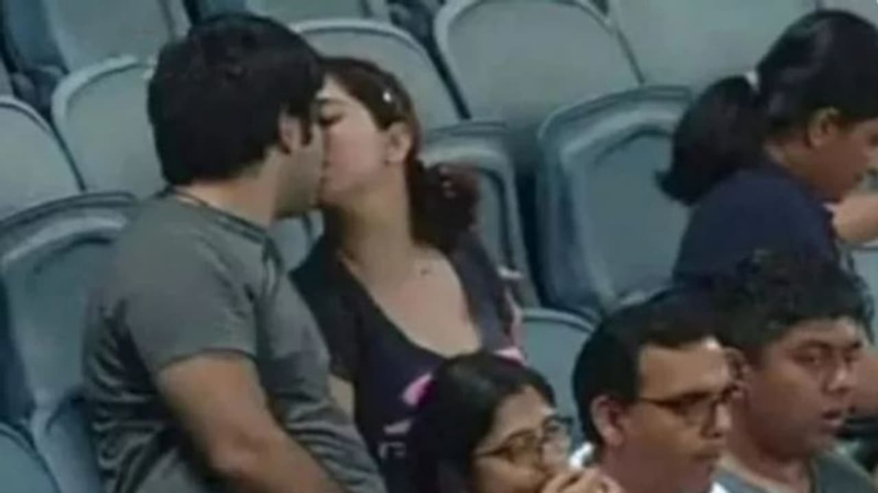 ముద్దులాట ముద్దులాట.. ఇద్దరాడే ముద్దులాట.. మధ్యలో ఎవడు చూస్తే ఏంటట? మ్యాచ్ చూడటానికి వచ్చి ఇదేం పని.. ముద్దులాట ముద్దులాట.. ఇద్దరాడే ముద్దులాట.. మధ్యలో ఎవడు చూస్తే ఏంటట? మ్యాచ్ చూడటానికి వచ్చి ఇదేం పని..