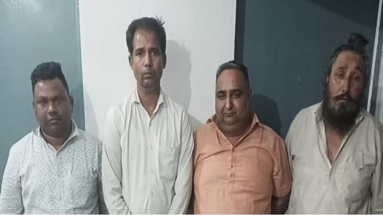 अन्तर्राज्यीय स्तर पर मादक पदार्थों की तस्करी करने वाले 4 लोगों को एसटीएफ ने किया गिरफ्तार, अफीम बरामद अन्तर्राज्यीय स्तर पर मादक पदार्थों की तस्करी करने वाले 4 लोगों को एसटीएफ ने किया गिरफ्तार, अफीम बरामद