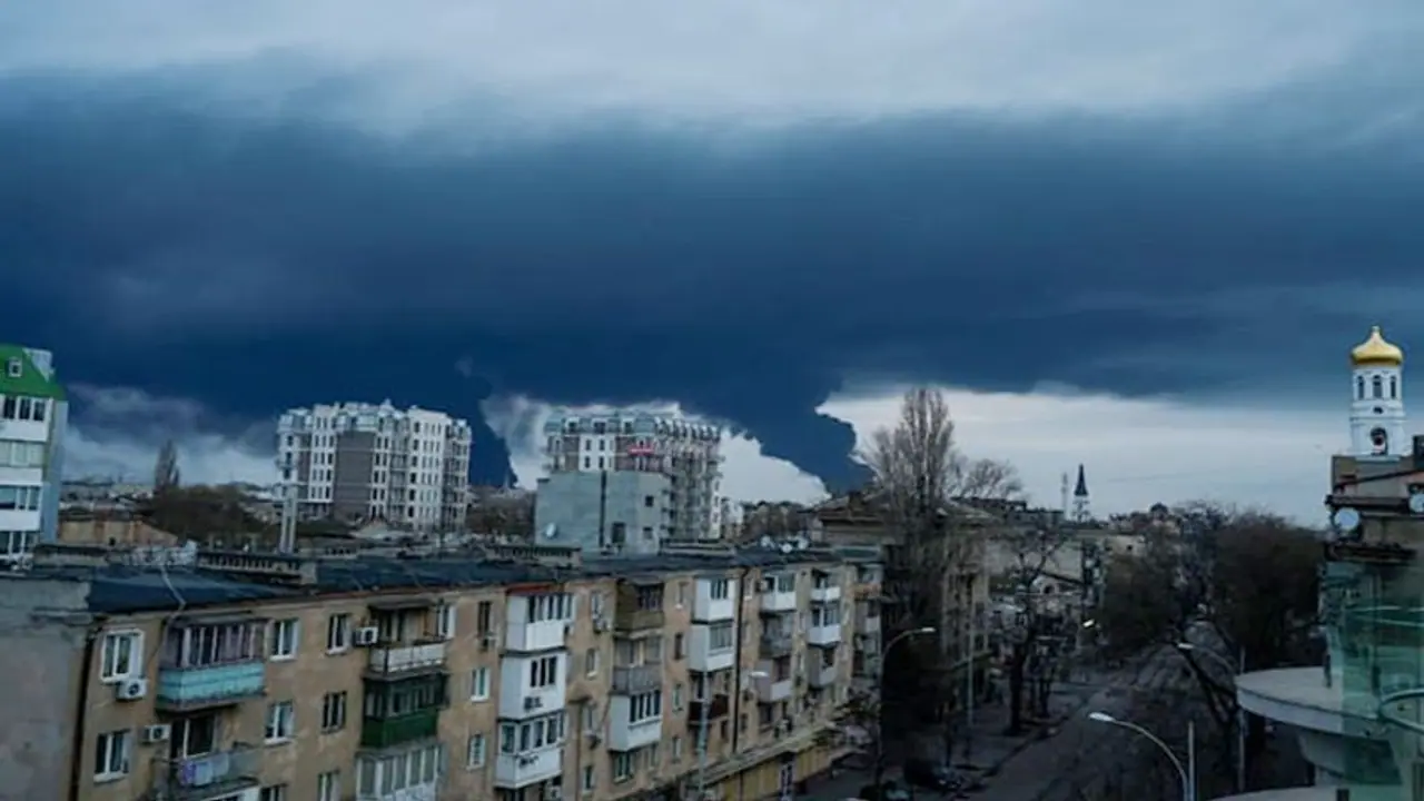 यूक्रेन के सबसे बड़े कालासागर बंदरगाह पर रूस का मिसाइल अटैक, मीलों दूर तक दिखीं आग की लपटें यूक्रेन के सबसे बड़े कालासागर बंदरगाह पर रूस का मिसाइल अटैक, मीलों दूर तक दिखीं आग की लपटें