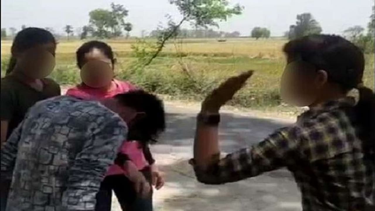 धोखा खाकर शोहदा फिर कर बैठा वही हरकत, जींस टीशर्ट वाली लड़कियों की सच्चाई जानने के बाद कान पकड़कर मांगी माफी धोखा खाकर शोहदा फिर कर बैठा वही हरकत, जींस टीशर्ट वाली लड़कियों की सच्चाई जानने के बाद कान पकड़कर मांगी माफी