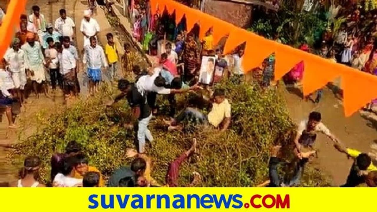 ಮುಳ್ಳುಕೊಂಪೆಯಲ್ಲಿ ಕುಣಿದಾಡುವ ಮಕ್ಕಳು, ಕೊಪ್ಪಳ ಜಿಲ್ಲೆಯಲ್ಲೊಂದು ವಿಶಿಷ್ಟ ಆಚರಣೆ ಮುಳ್ಳುಕೊಂಪೆಯಲ್ಲಿ ಕುಣಿದಾಡುವ ಮಕ್ಕಳು, ಕೊಪ್ಪಳ ಜಿಲ್ಲೆಯಲ್ಲೊಂದು ವಿಶಿಷ್ಟ ಆಚರಣೆ