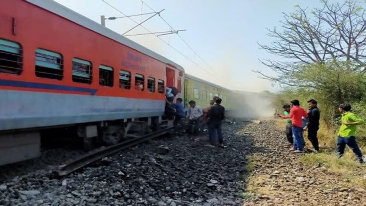 महाराष्ट्र के नासिक में ट्रेन एक्सीडेंट, पवन एक्सप्रेस के 10 डिब्बे पटरी से उतरे, यात्रियों में चीख पुकार महाराष्ट्र के नासिक में ट्रेन एक्सीडेंट, पवन एक्सप्रेस के 10 डिब्बे पटरी से उतरे, यात्रियों में चीख पुकार