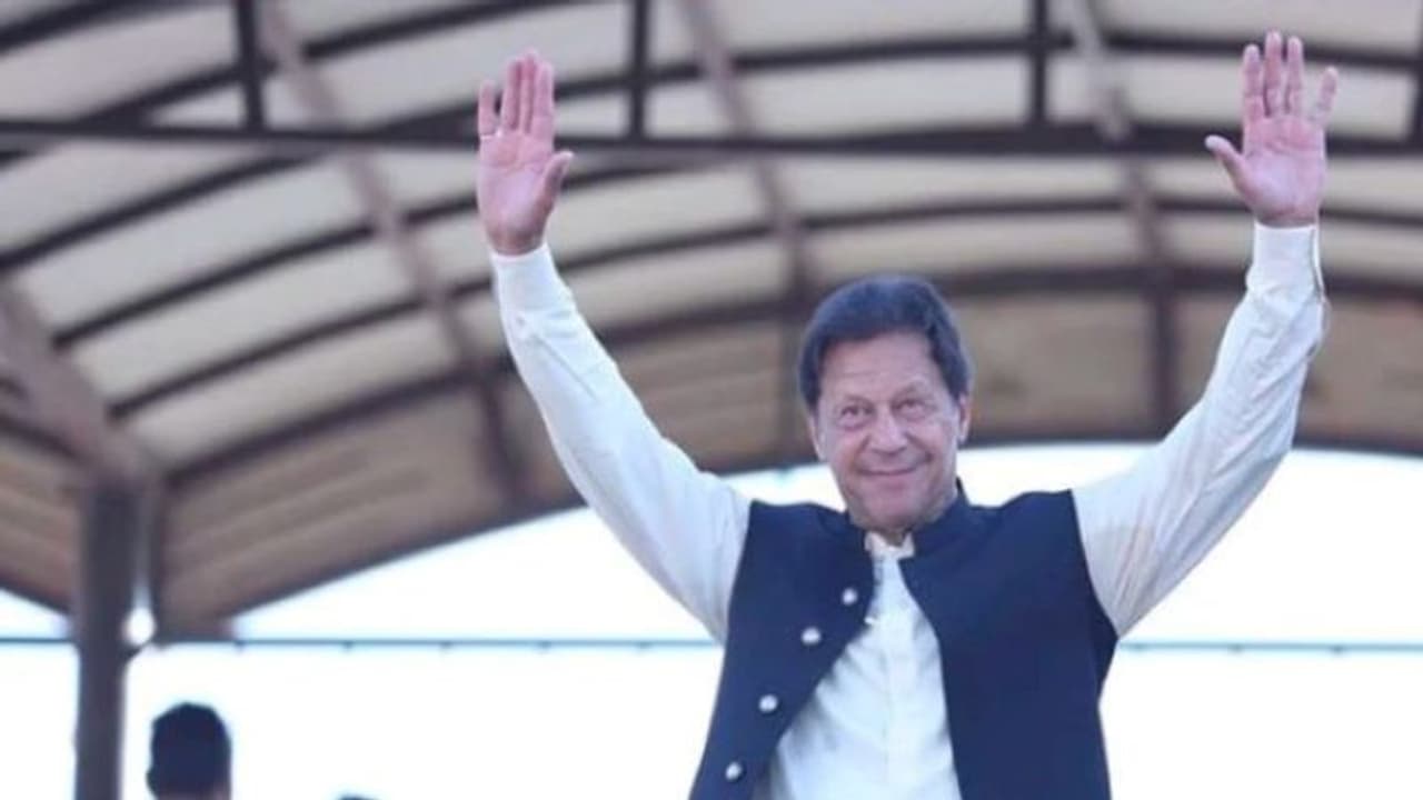 ইমরানের বিখ্যাত সুইং এ কুপোকাত বিরোধীরা, ১০টি পয়েন্টে দেখুন পাক রাজনীতিক সংকট 