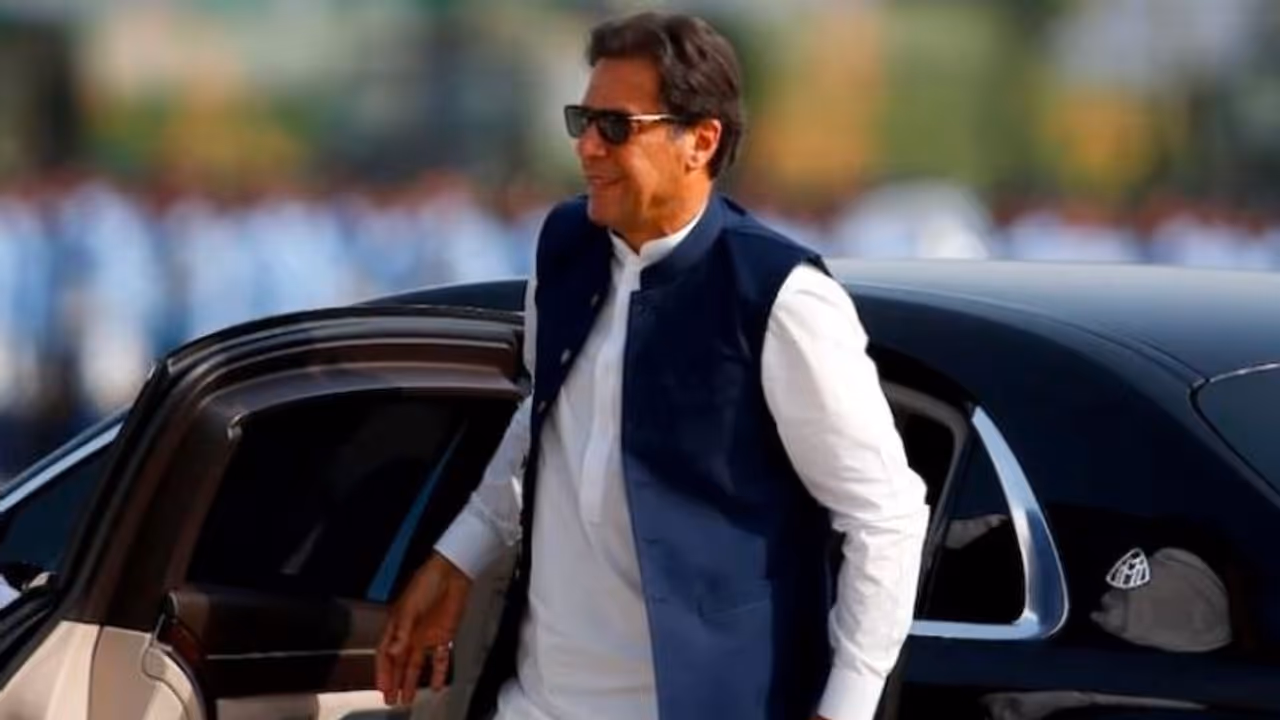 Political Crisis ಇಮ್ರಾನ್ ಖಾನ್ ಇನ್ಮುಂದೆ ಪಾಕಿಸ್ತಾನ ಪ್ರಧಾನಿ ಅಲ್ಲ, ಕ್ಯಾಬಿನೆಟ್ ಕಾರ್ಯದರ್ಶಿ! Political Crisis ಇಮ್ರಾನ್ ಖಾನ್ ಇನ್ಮುಂದೆ ಪಾಕಿಸ್ತಾನ ಪ್ರಧಾನಿ ಅಲ್ಲ, ಕ್ಯಾಬಿನೆಟ್ ಕಾರ್ಯದರ್ಶಿ!