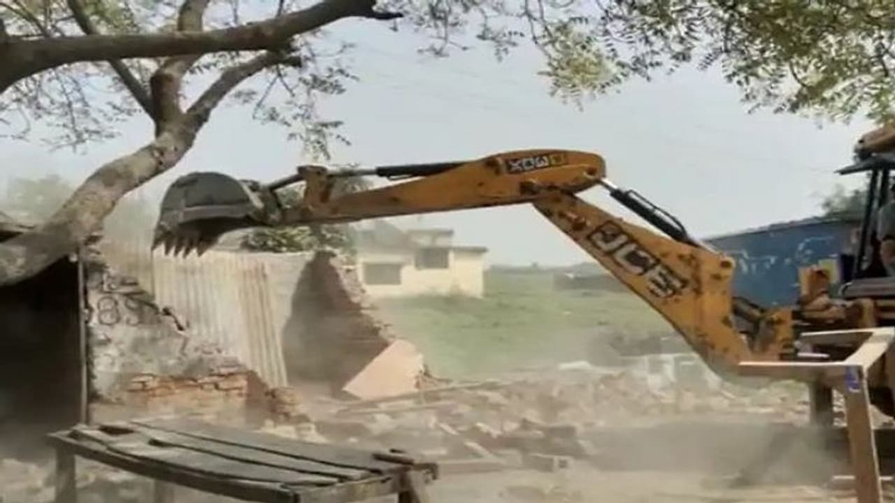 300 ఏళ్ల ప్రాచీన శివాలయాన్ని నేలమట్టం చేసిన బుల్డోజర్.. ఎక్కడంటే? 300 ఏళ్ల ప్రాచీన శివాలయాన్ని నేలమట్టం చేసిన బుల్డోజర్.. ఎక్కడంటే?