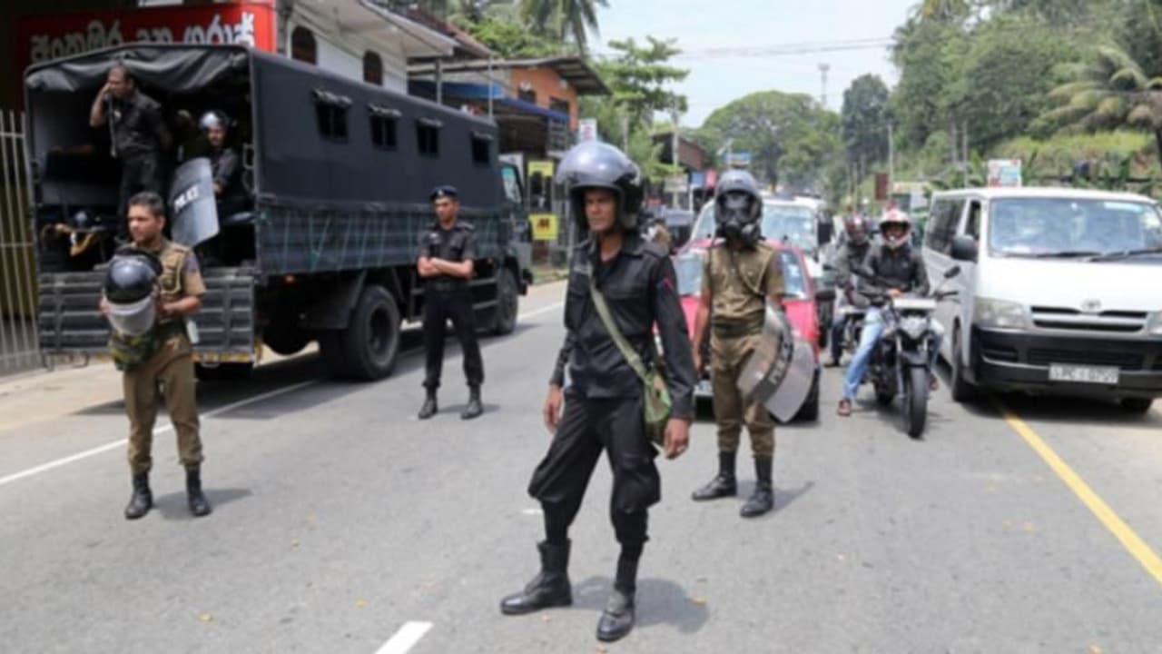 இலங்கையில் அவசரகால சட்டம் மனித உரிமை மீறல்... மனித உரிமைகள் ஆணைக்குழு கண்டனம்!! இலங்கையில் அவசரகால சட்டம் மனித உரிமை மீறல்... மனித உரிமைகள் ஆணைக்குழு கண்டனம்!!