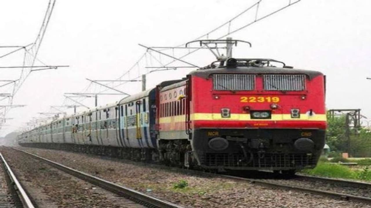 बुजुर्ग पर रेलवे का अत्याचार! रिजर्वेशन के बावजूद डेढ़ हजार किमी खड़े खड़े यात्रा कराई, अब आयोग ने दी यह सजा बुजुर्ग पर रेलवे का अत्याचार! रिजर्वेशन के बावजूद डेढ़ हजार किमी खड़े खड़े यात्रा कराई, अब आयोग ने दी यह सजा