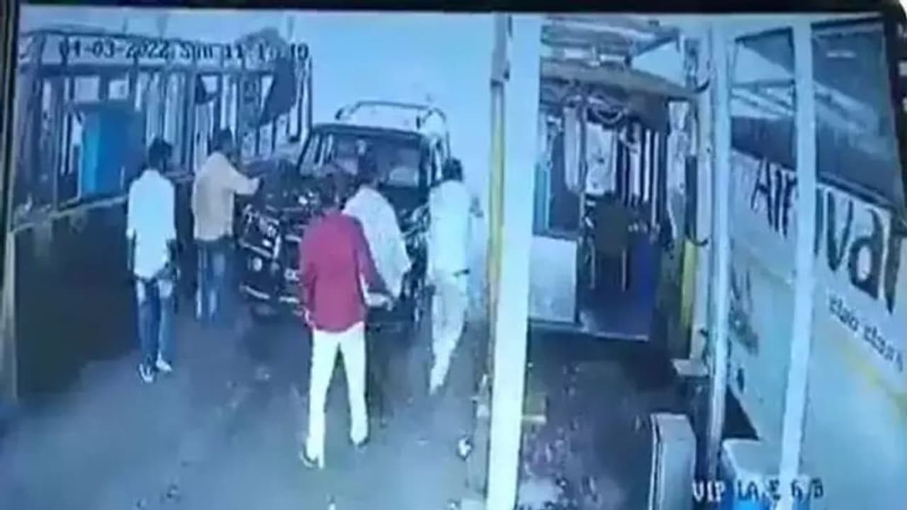 మరో వివాదంలో పత్తికొండ వైసీపీ ఎమ్మెల్యే శ్రీదేవి .. టోల్ప్లాజా సిబ్బందిని కర్రలతో చితకబాదిన అనుచరులు మరో వివాదంలో పత్తికొండ వైసీపీ ఎమ్మెల్యే శ్రీదేవి .. టోల్ప్లాజా సిబ్బందిని కర్రలతో చితకబాదిన అనుచరులు