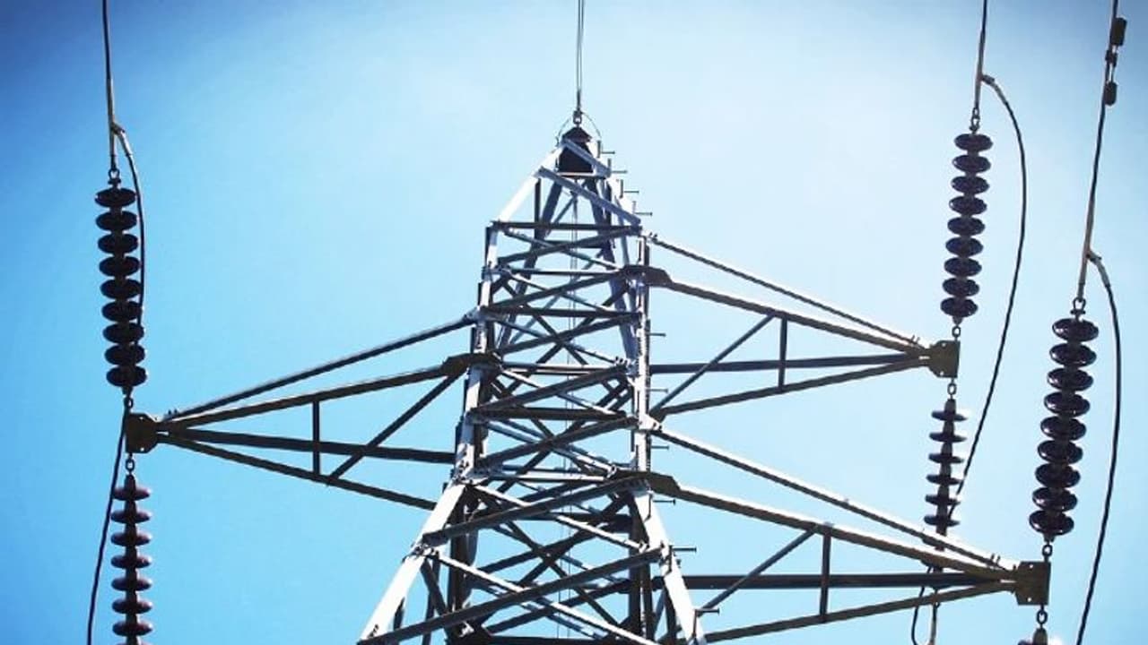 ഹൈവോൾട്ടേജ് ഇലക്ട്രിക് ടവറിൽ കയറി പതിനേഴുകാരന്റെ ആത്മഹത്യാഭീഷണി, നഗരത്തിൽ വൈദ്യുതി മുടങ്ങി ഹൈവോൾട്ടേജ് ഇലക്ട്രിക് ടവറിൽ കയറി പതിനേഴുകാരന്റെ ആത്മഹത്യാഭീഷണി, നഗരത്തിൽ വൈദ്യുതി മുടങ്ങി