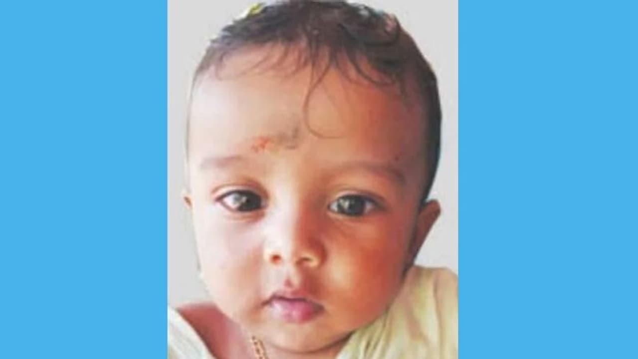 ഫാനിന്റെ വയര് കഴുത്തില് കുടങ്ങി എട്ടുമാസം പ്രായമായ കുഞ്ഞിന് ദാരുണ അന്ത്യം ഫാനിന്റെ വയര് കഴുത്തില് കുടങ്ങി എട്ടുമാസം പ്രായമായ കുഞ്ഞിന് ദാരുണ അന്ത്യം