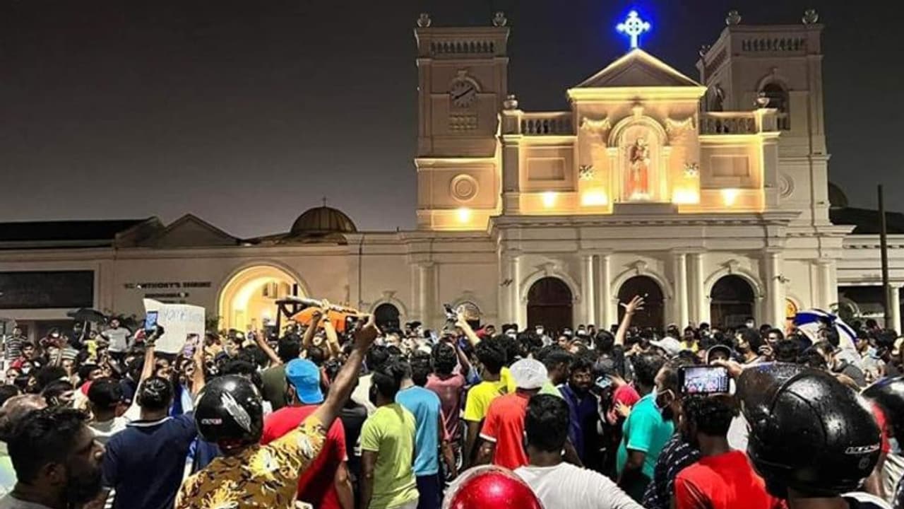 श्रीलंका में हजारों प्रदर्शनकारी सड़कों पर, राष्ट्रपति गोटबाया का विपक्ष को सरकार में शामिल होने का न्योता श्रीलंका में हजारों प्रदर्शनकारी सड़कों पर, राष्ट्रपति गोटबाया का विपक्ष को सरकार में शामिल होने का न्योता