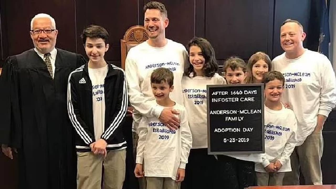 ആറ് സഹോദരങ്ങളെ ഒരുമിച്ച് ദത്തെടുത്ത് സ്വവർഗദമ്പതികൾ, ഇനി പിരിയേണ്ടല്ലോ എന്ന സന്തോഷത്തിൽ കുട്ടികൾ ആറ് സഹോദരങ്ങളെ ഒരുമിച്ച് ദത്തെടുത്ത് സ്വവർഗദമ്പതികൾ, ഇനി പിരിയേണ്ടല്ലോ എന്ന സന്തോഷത്തിൽ കുട്ടികൾ