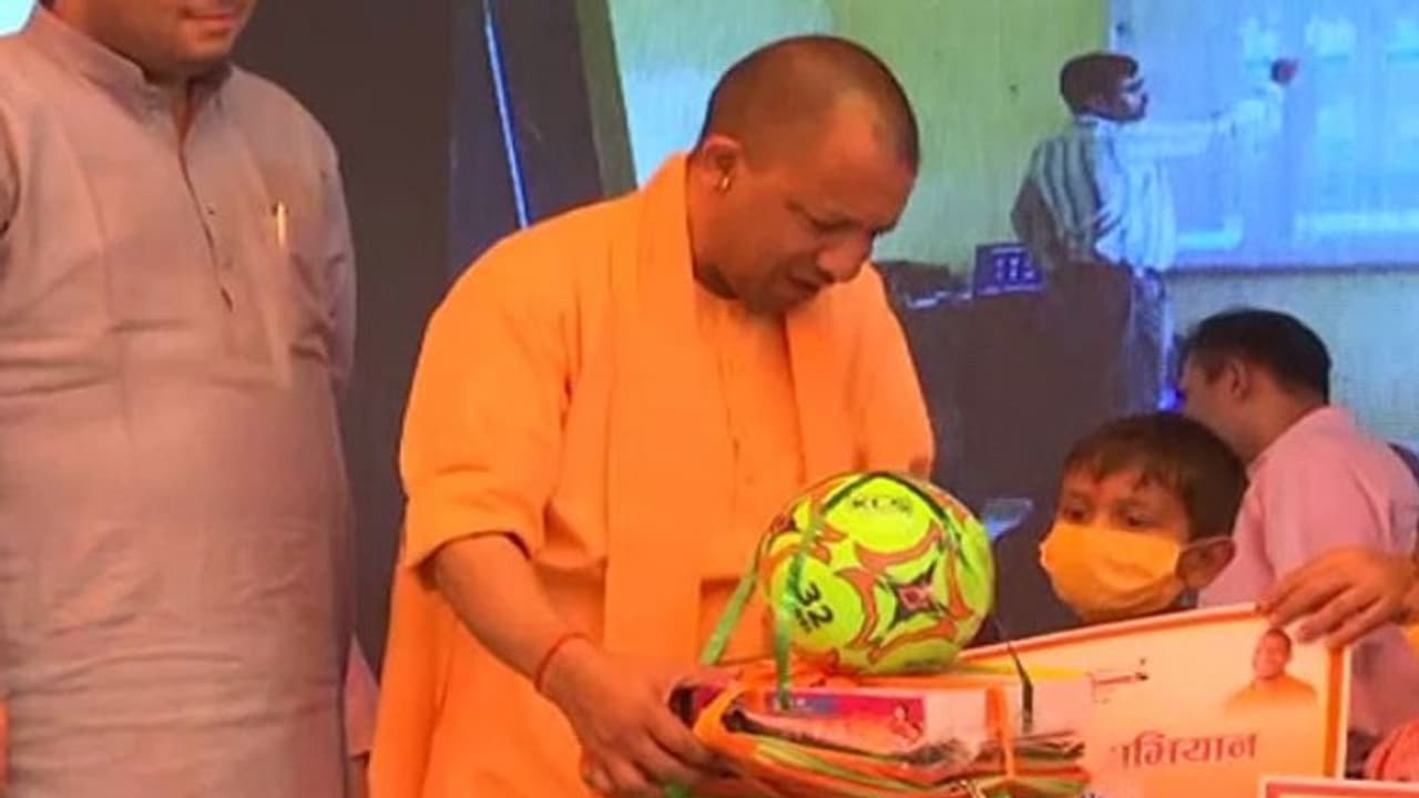 सीएम योगी ने स्कूल चलो अभियान को दिखाई हरी झंडी, कहा शिक्षा हमारे लिए बेहद महात्वपूर्ण सीएम योगी ने स्कूल चलो अभियान को दिखाई हरी झंडी, कहा शिक्षा हमारे लिए बेहद महात्वपूर्ण