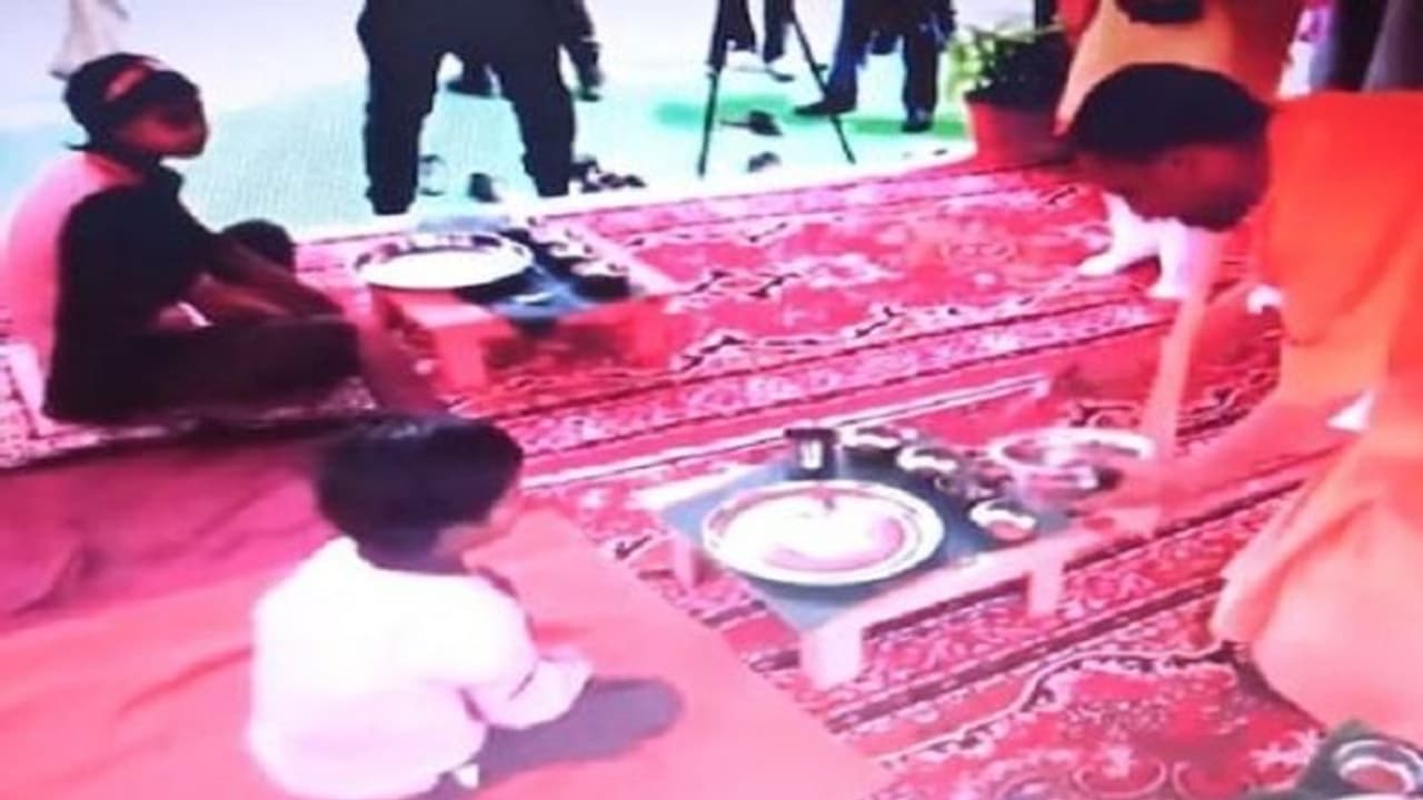 श्रावस्ती में सीएम योगी ने बच्चों की थाली में परोसा खाना, बोले शिक्षा बहुत है ज़रूरी श्रावस्ती में सीएम योगी ने बच्चों की थाली में परोसा खाना, बोले शिक्षा बहुत है ज़रूरी