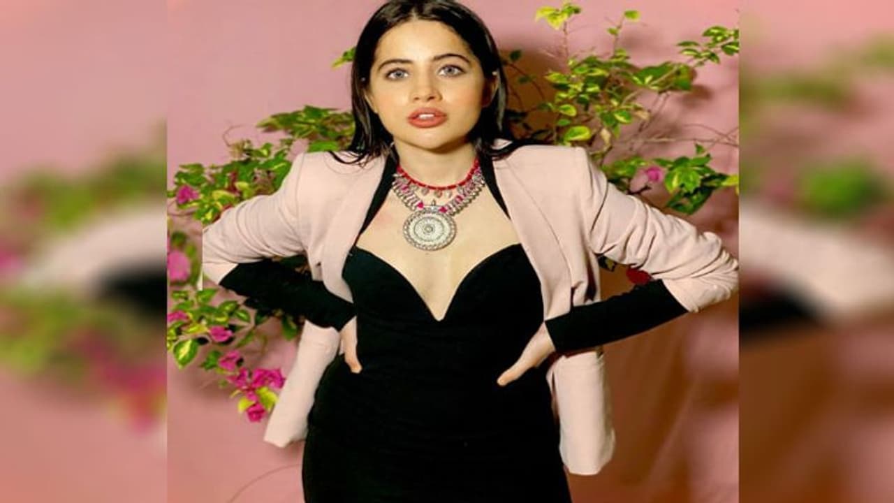 रिवीलिंग ट्यूब ब्रा पहनकर Urfi Javed ने फिर से मचाया कोहराम, यूजर बोले अब आप 'उल्लू'वेब सीरीज के लिए तैयार हैं रिवीलिंग ट्यूब ब्रा पहनकर Urfi Javed ने फिर से मचाया कोहराम, यूजर बोले अब आप 'उल्लू'वेब सीरीज के लिए तैयार हैं