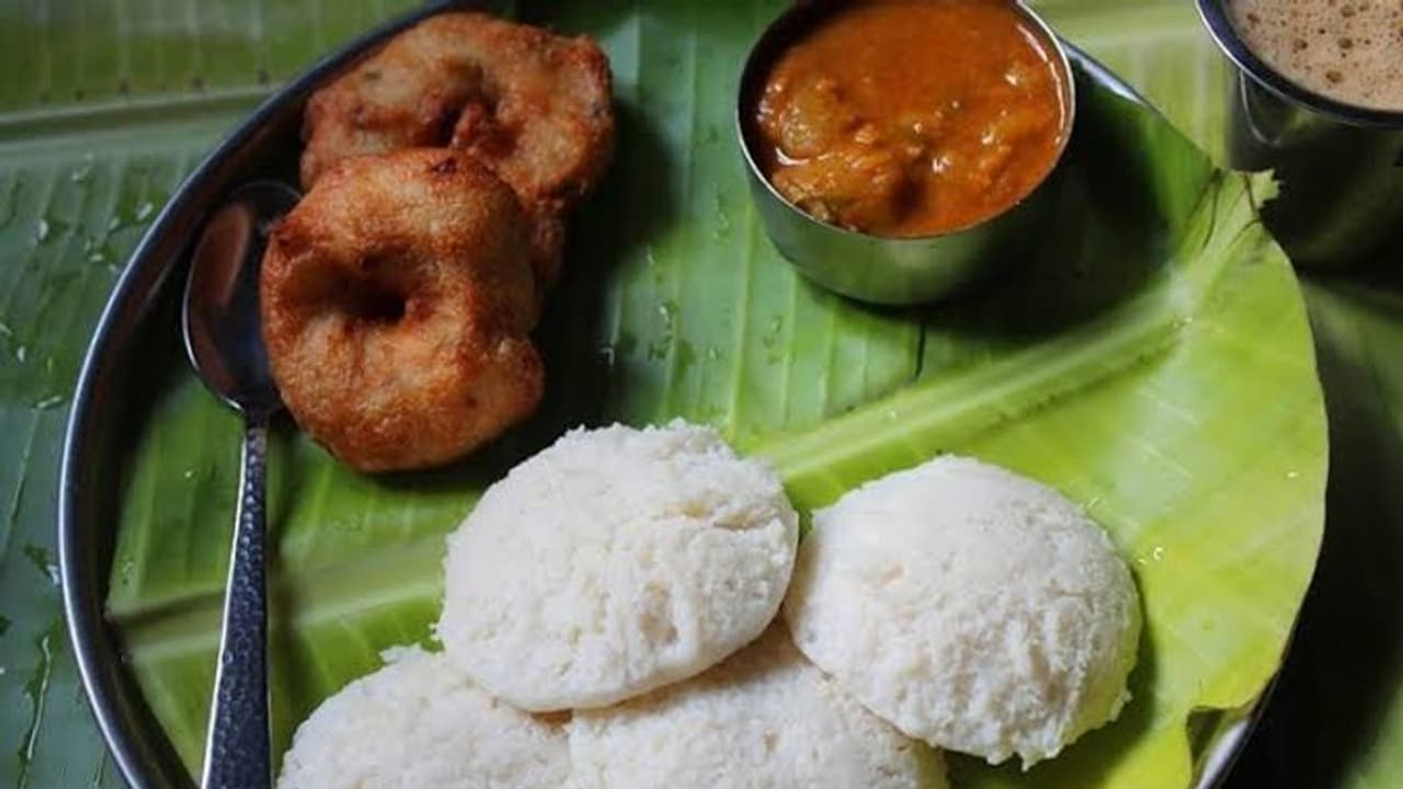 சம்பாதிக்கும் பணத்தை ஓட்டலுக்குதான் கொட்டி கொடுக்கணும்.? இட்லி, தோசை, பொங்கல் எல்லா விலையும் ஏறப்போகுது. 