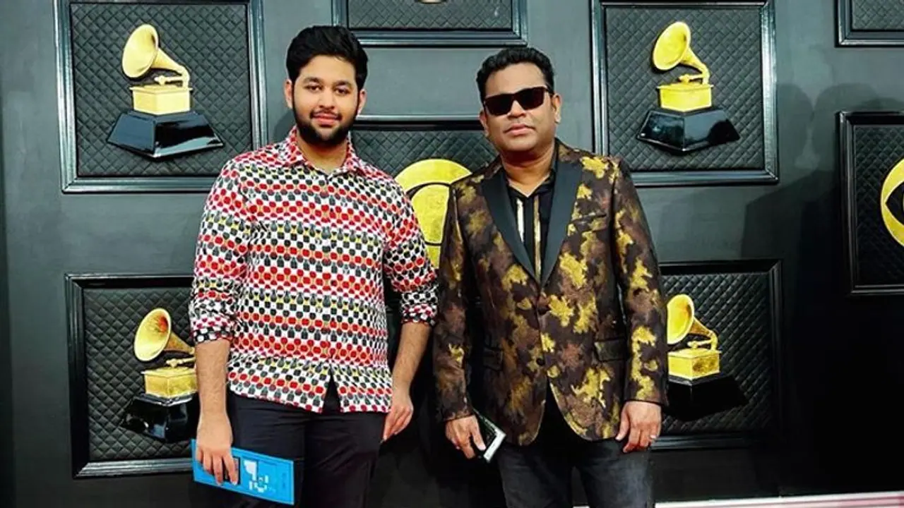 பொண்ணுங்க பாக்குறாங்க... தமிழ்ல பேசுப்பா! இங்கிலீஷில் பீட்டர் விட்ட மகனை கலாய்த்த ஏ.ஆர்.ரகுமான் வைரல் வீடியோ பொண்ணுங்க பாக்குறாங்க... தமிழ்ல பேசுப்பா! இங்கிலீஷில் பீட்டர் விட்ட மகனை கலாய்த்த ஏ.ஆர்.ரகுமான் வைரல் வீடியோ