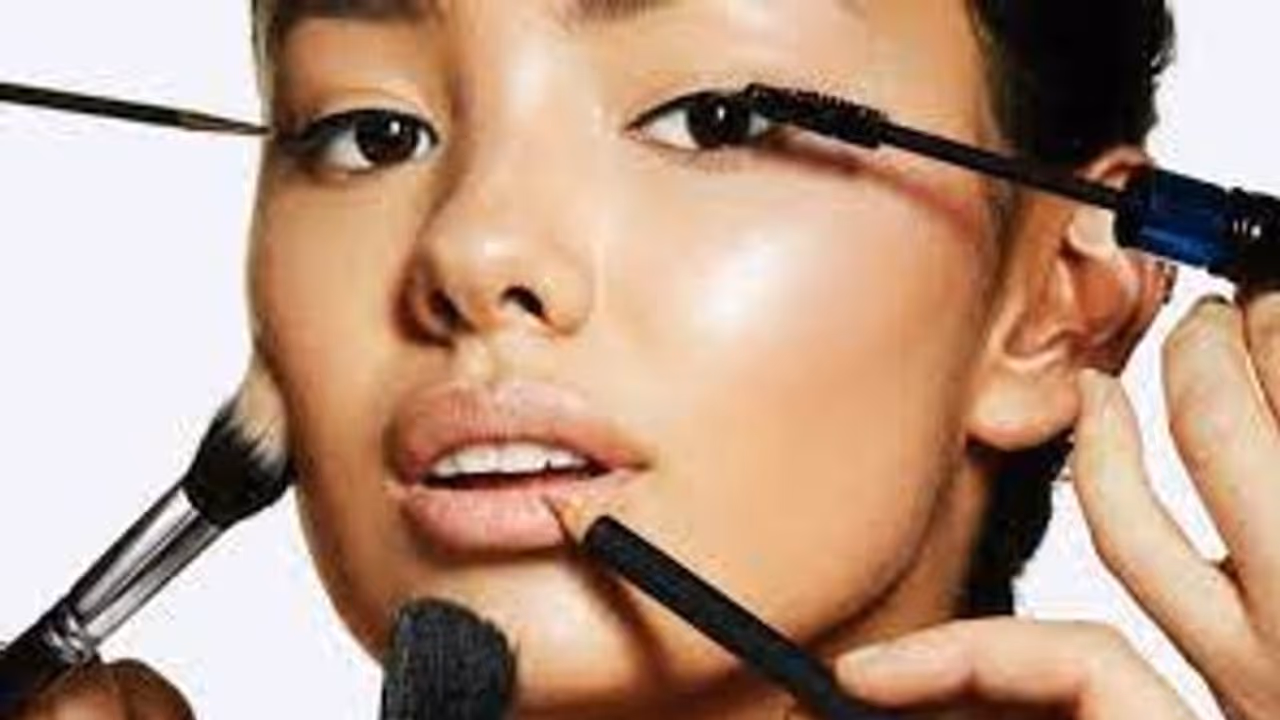 নিজেকে আরও অপ্লবয়সী দেখাতে চান? তারজন্য রইল ৯টি মেকআপ টিপস নিজেকে আরও অপ্লবয়সী দেখাতে চান? তারজন্য রইল ৯টি মেকআপ টিপস