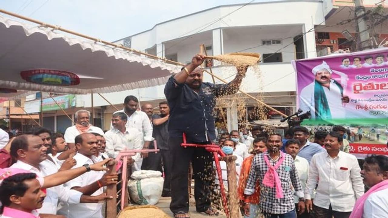 ప్రతి గింజని కొనుగోలు చేసేదాక పోరాటం ఆగదు: తెలంగాణ వ్యాప్తంగా టీఆర్ఎస్ నిరసనలు ప్రతి గింజని కొనుగోలు చేసేదాక పోరాటం ఆగదు: తెలంగాణ వ్యాప్తంగా టీఆర్ఎస్ నిరసనలు
