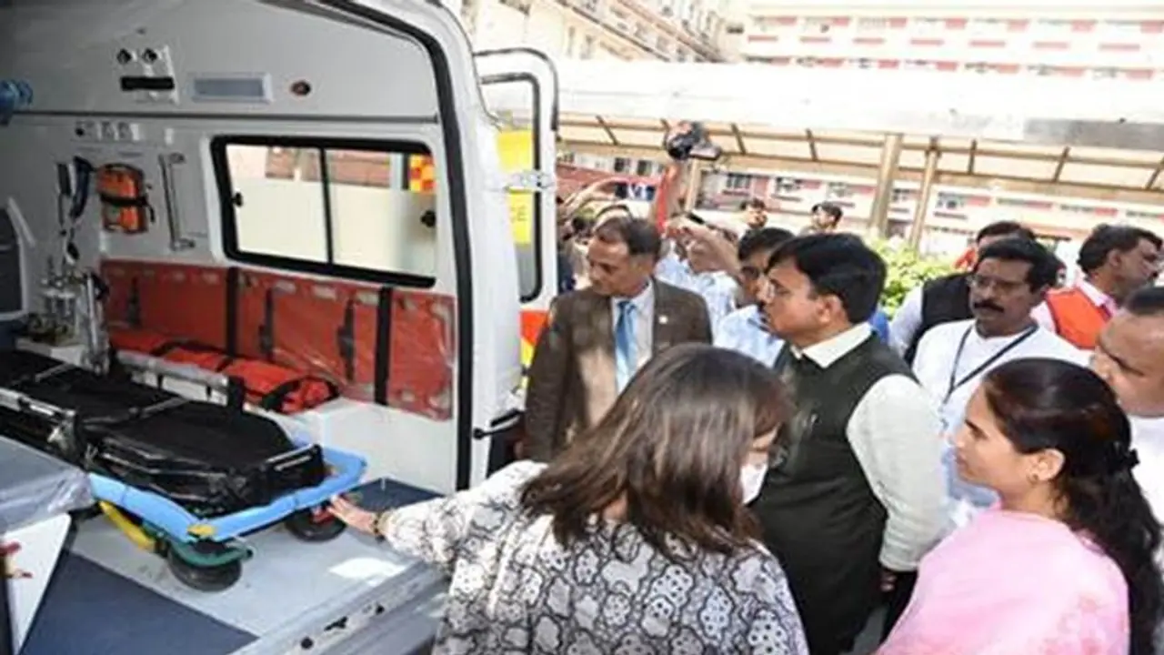 कोविड से निपटने रेड क्रास सोसायटी ने सौंपी एडवांस लाइफ सपोर्ट वालीं 33 एम्बुलेंस कोविड से निपटने रेड क्रास सोसायटी ने सौंपी एडवांस लाइफ सपोर्ट वालीं 33 एम्बुलेंस