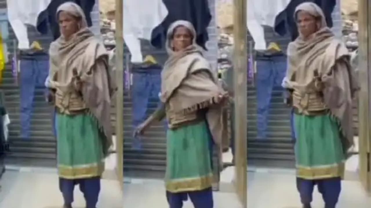 आंटी जी के मूव्स देख आप भी हो जाएंगे इनके कायल, ऋतिक रोशन के गाने पर किया धांसू डांस आंटी जी के मूव्स देख आप भी हो जाएंगे इनके कायल, ऋतिक रोशन के गाने पर किया धांसू डांस