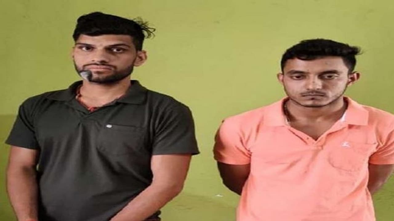 अलीगढ़ में यूपी बोर्ड हाईस्कूल की विज्ञान परीक्षा में कई छात्र पाए गए फर्जी, दर्ज हुआ मुकदमा अलीगढ़ में यूपी बोर्ड हाईस्कूल की विज्ञान परीक्षा में कई छात्र पाए गए फर्जी, दर्ज हुआ मुकदमा