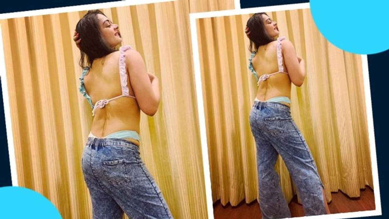 প্যান্টের উপর দিয়ে উঁকি মারছে অন্তর্বাস, 'ব্রা' পরে অন ক্যামেরায় আগুন জ্বালালেন বঙ্গতনয়া প্যান্টের উপর দিয়ে উঁকি মারছে অন্তর্বাস, 'ব্রা' পরে অন ক্যামেরায় আগুন জ্বালালেন বঙ্গতনয়া