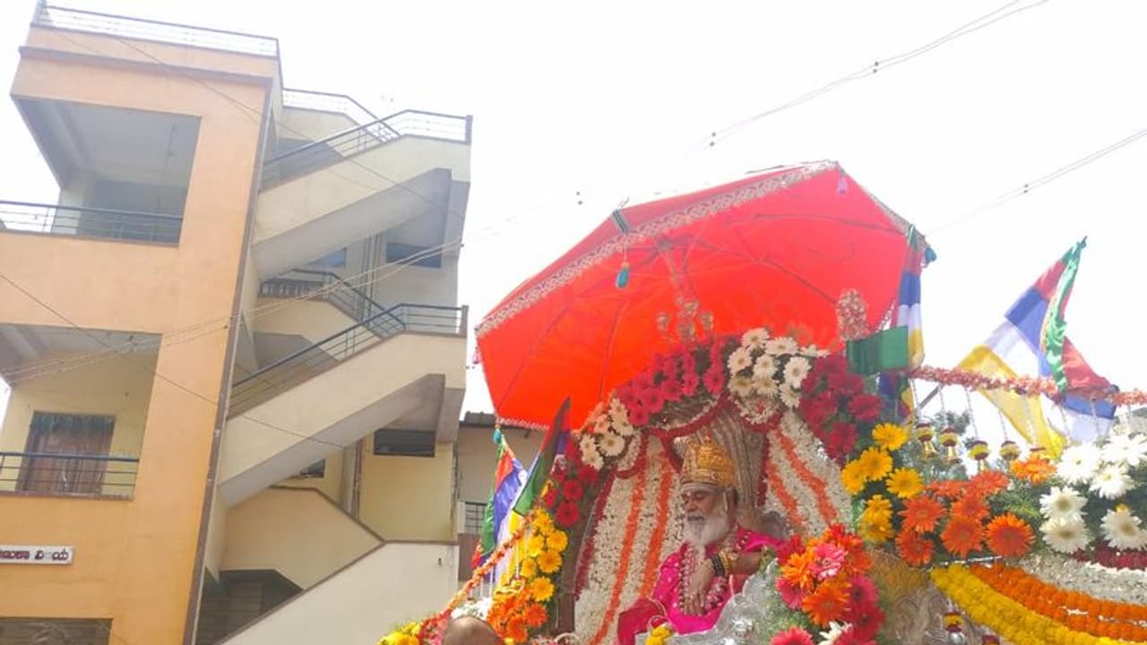 ಸೌಹಾರ್ದತೆಗೆ ಸಾಕ್ಷಿಯಾದ ರಂಭಾಪುರಿ ಶ್ರೀ ಅಡ್ಡಪಲ್ಲಕ್ಕಿ ಉತ್ಸವ: ಶ್ರೀಗಳ ದರ್ಶನ ಪಡೆದ ಮುಸ್ಲಿಂ ಮುಖಂಡರು!